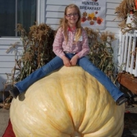 giant-pumpkin-girl