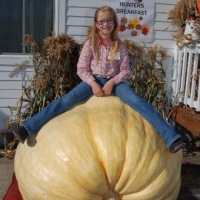 giant-pumpkin-girl